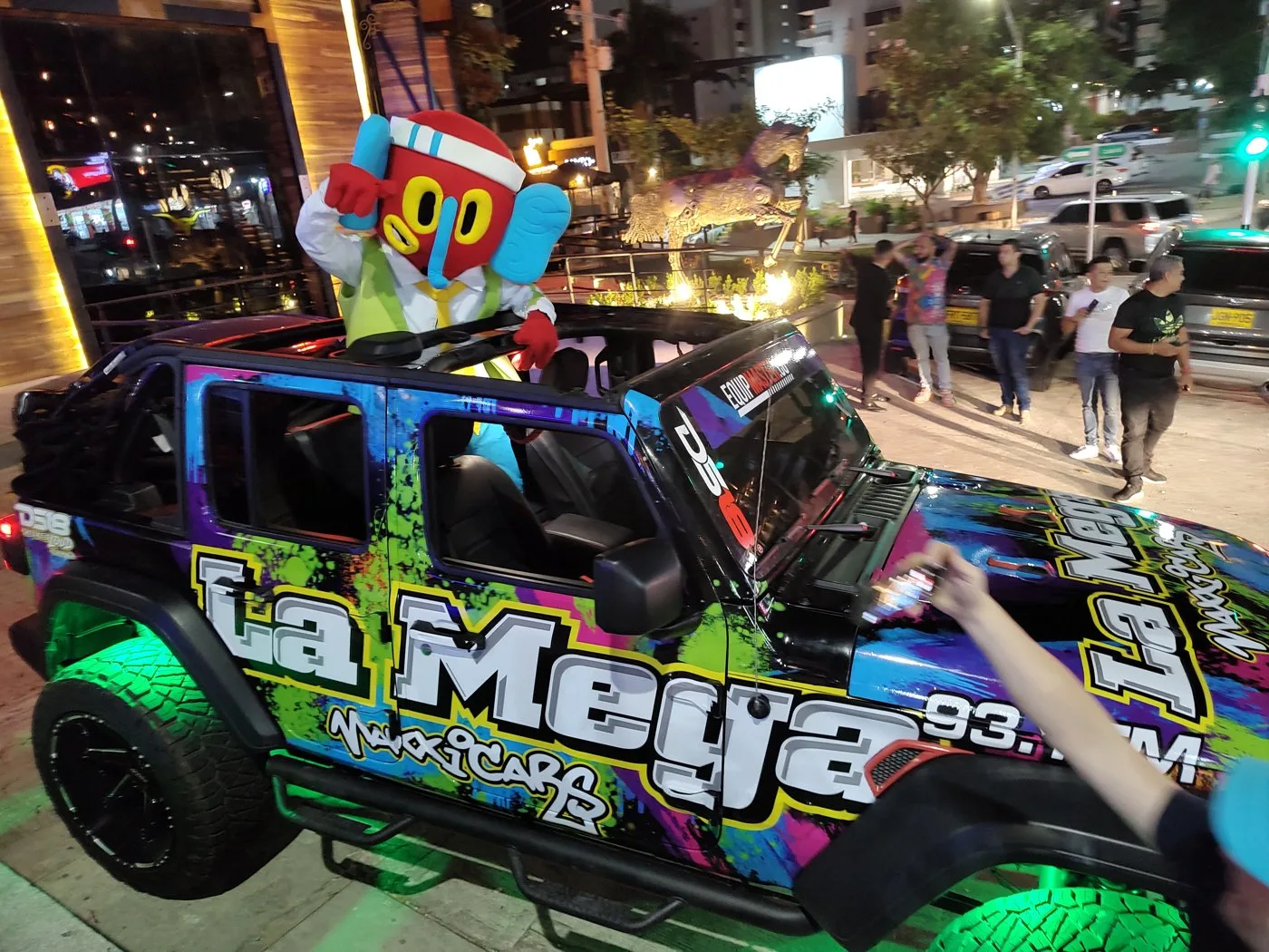 Maní la Marimonda en el Jeep con La Mega